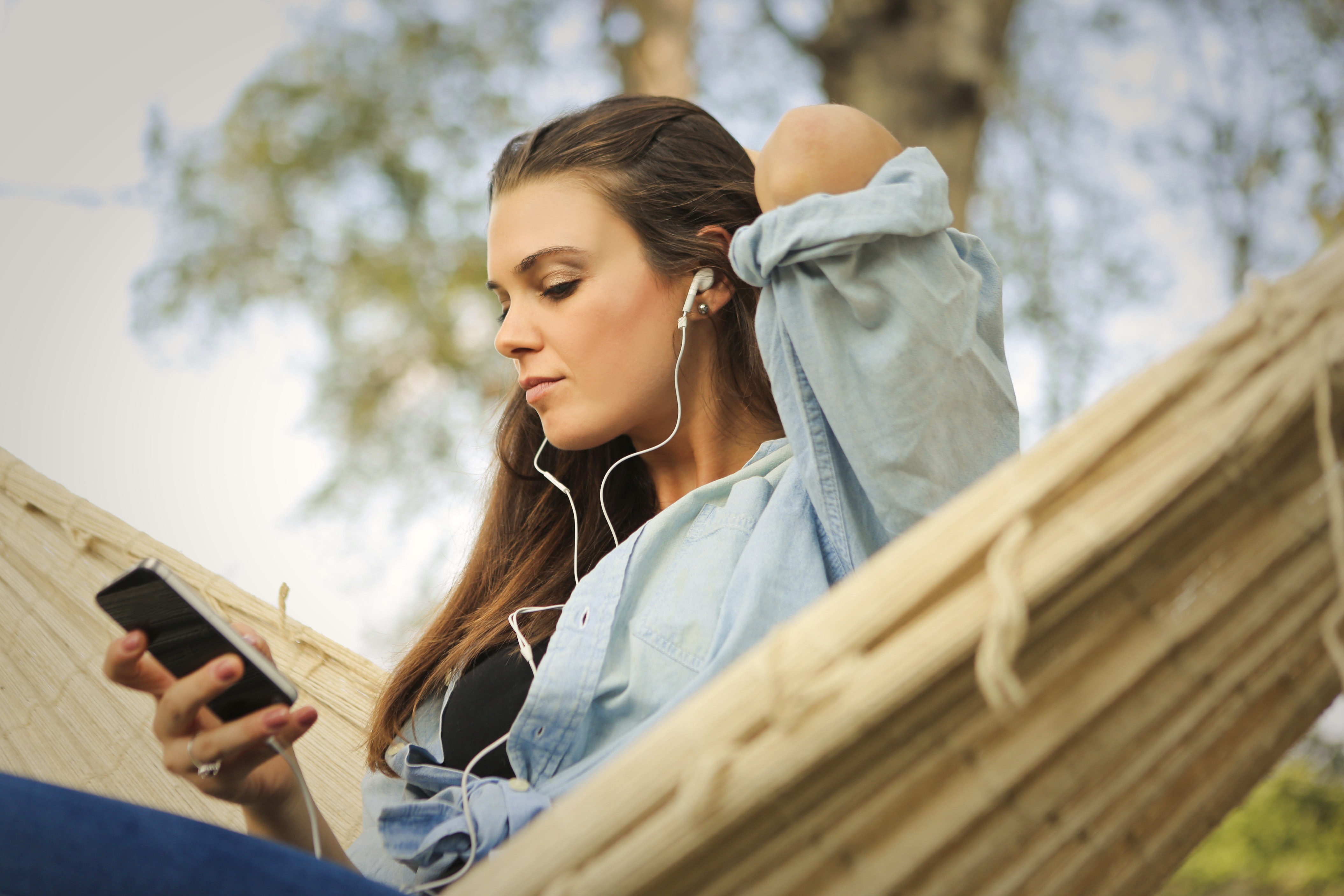 Слушать прокате. Девушка в наушниках. Девушка слушает. Женщина слушает музыку. Прослушивание музыки с девушкой.